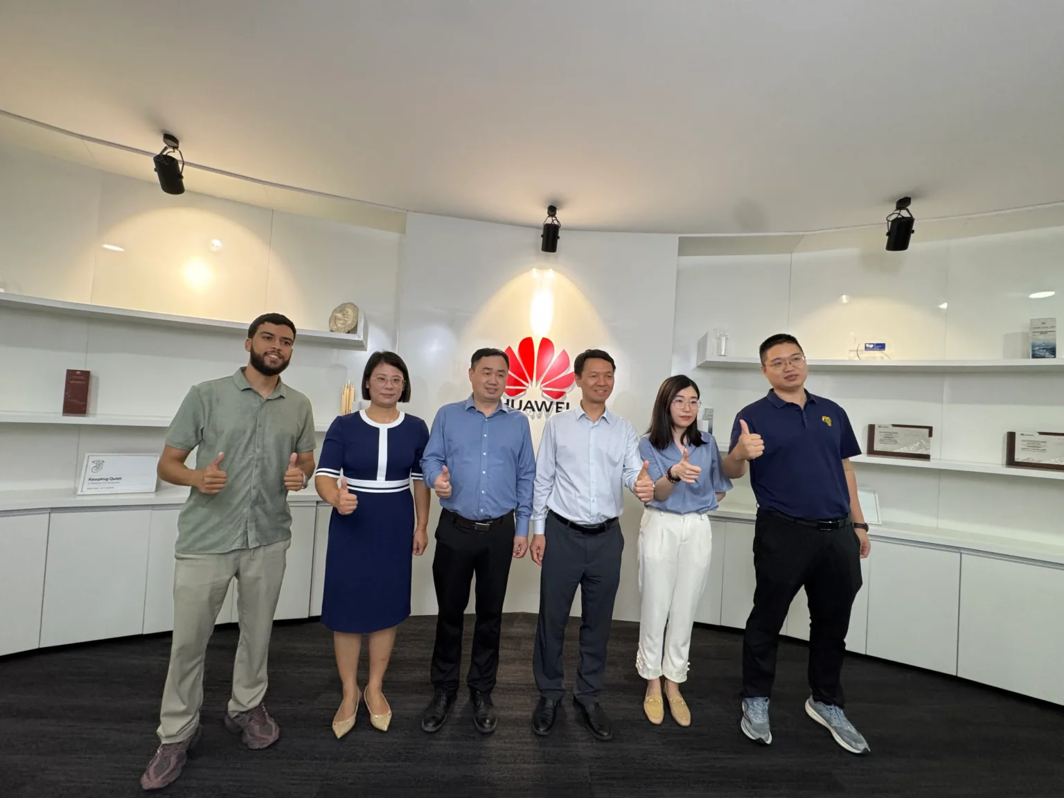 اجتماع فريق Uwin Center مع مسؤولي شركة هواوي في المغرب لتعزيز التعاون الأكاديمي والتقني