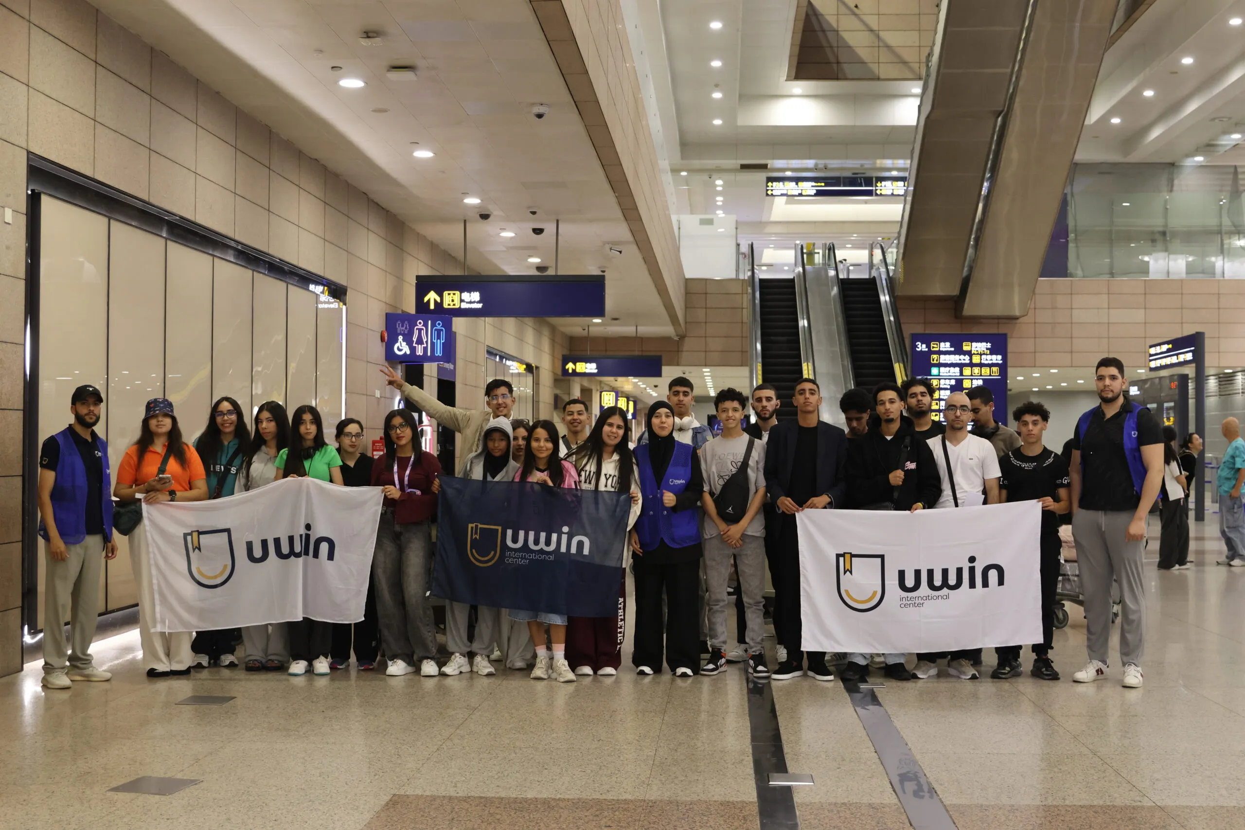 وصول دفعة جديدة من الطلاب المغاربة إلى المطار واستقبالهم من فريق UWIN